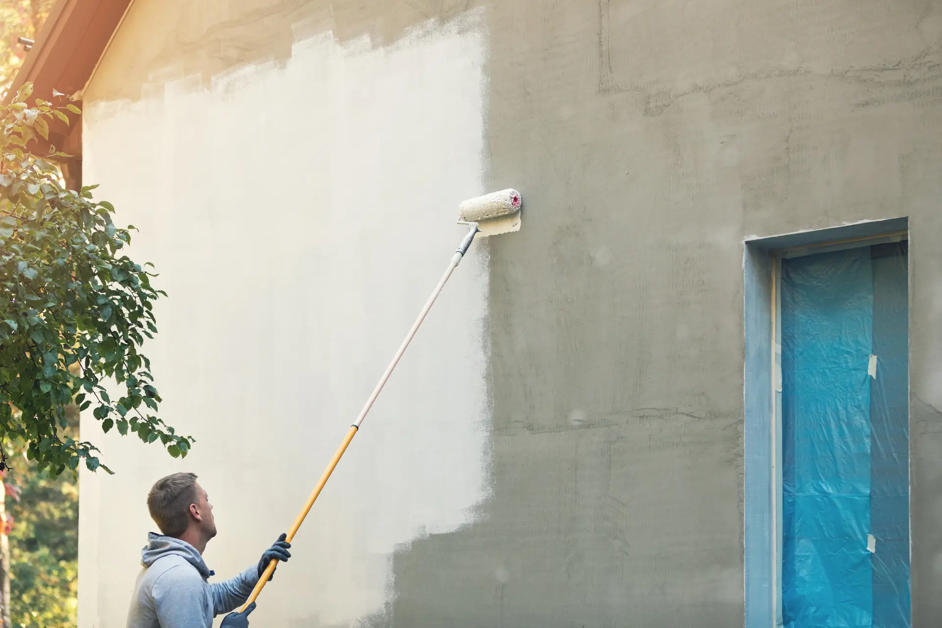 Pintor trabajando en una fachada en Sanlúcar